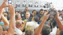 Sob vaias e muito tumulto, Câmara aprova reajuste salarial Sob vaias e muito tumulto, Câmara aprova reajuste salarial