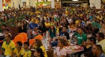 Mais de mil pessoas se reuniram no Metropolitan para assistir ao jogo do Brasil Mais de mil pessoas se reuniram no Metropolitan para assistir ao jogo do Brasil